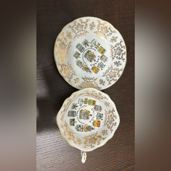 Paragon Canada coat of arms & emblems teacup and saucer - Picture 2 of 3